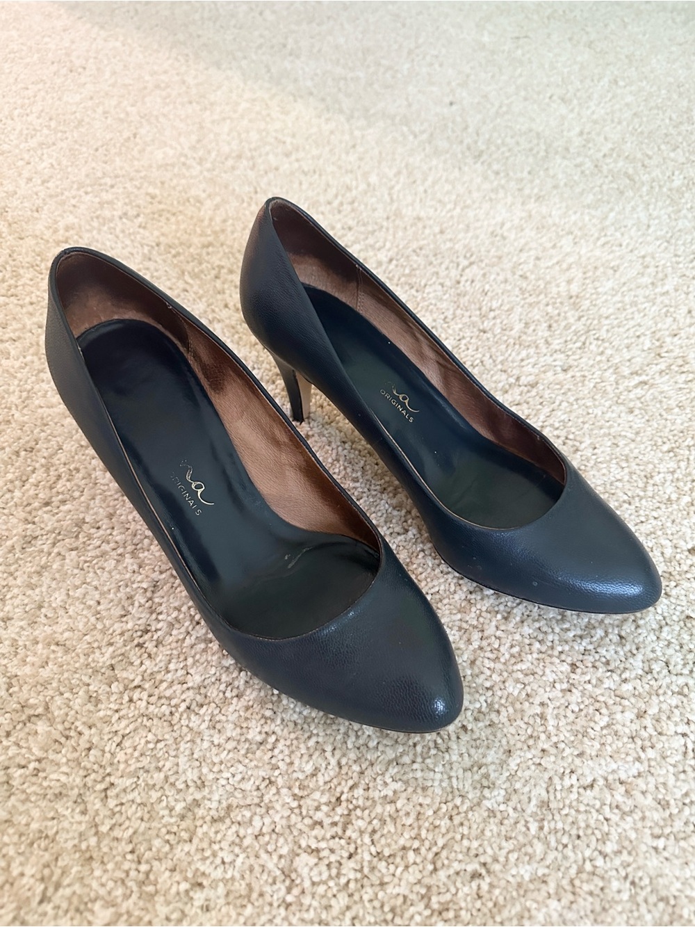 Nina Originals navy blue pumps